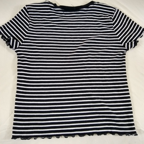 Cute short cut low tee - Picture 2 of 5